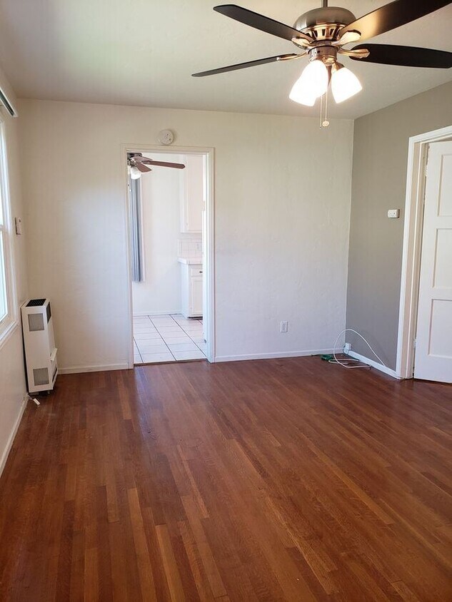 Foto principal - Recently Reduced!*Holiday Move In Special!!*Vintage duplex near La Mesa Village + basement storage!