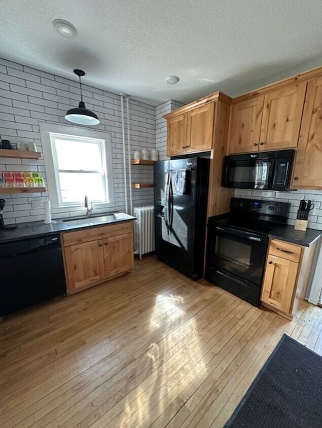 Foto principal - 4 Bed, 2 Bath Single Family Home - Crosby