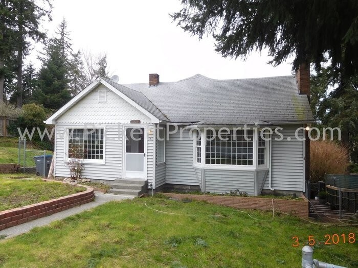 Cute 2+ Bedroom Duplex House Rental in Bremerton, WA