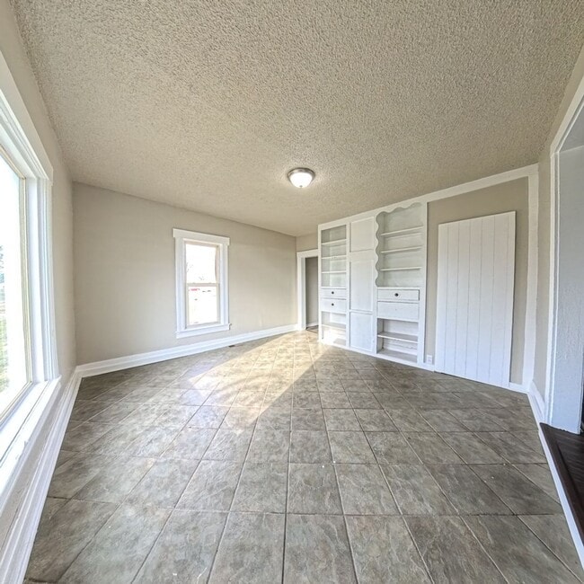 Building Photo - Newly remodeled 3 bedroom 2 bathroom home-Located in Jefferson