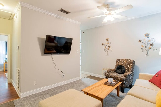 Building Photo - 213 Hazel St