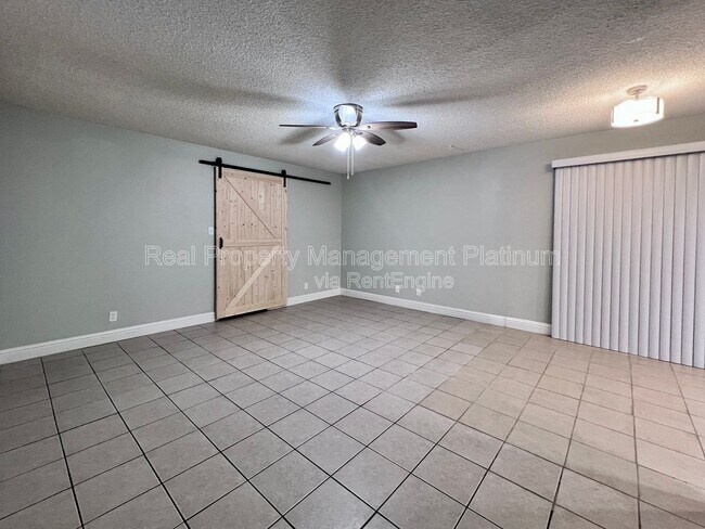 Building Photo - 404 N Villa Ave