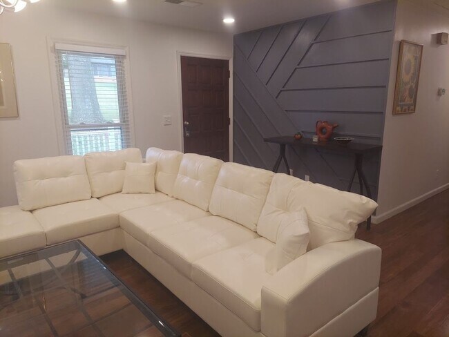 Foto del edificio - Utilities included @ Charming 3BR Duplex i...