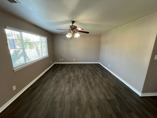 Building Photo - Gorgeous 3-bedroom Home with Large backyar...
