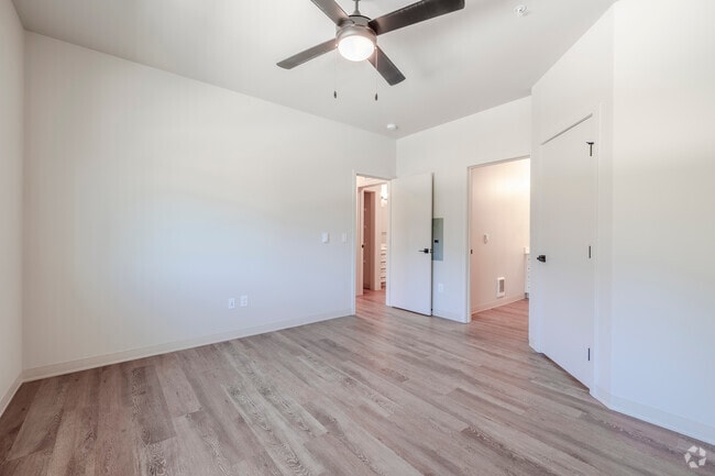 2BR, 2BA - 989SF - Primary Bedroom - The Vicara Apartments & Townhomes