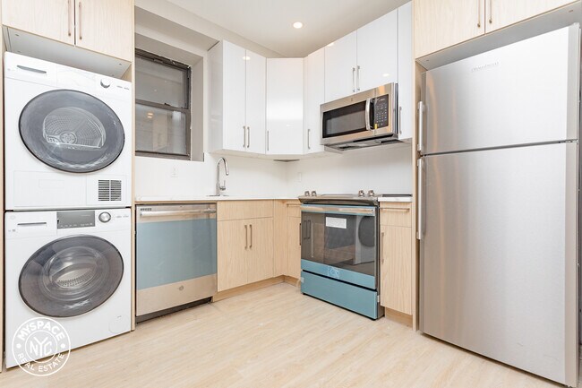 Foto del edificio - 879 Dekalb Ave