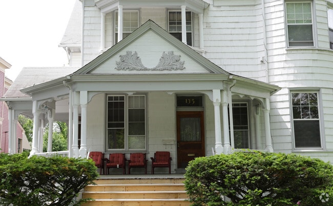 Building Photo - 135 S Lake Ave