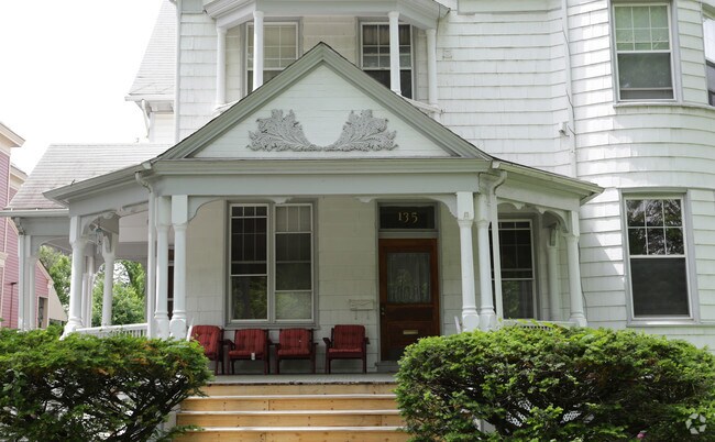 Foto del edificio - 135 S Lake Ave