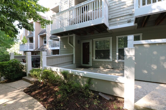 Building Photo - Wooded Views! 1BD/1BA Private Condo in the...