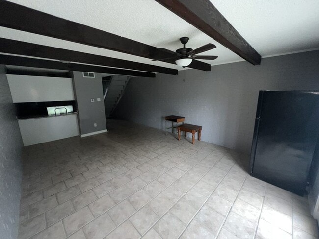 Building Photo - Newly renovated! 2 bedroom 1 bath townhous...