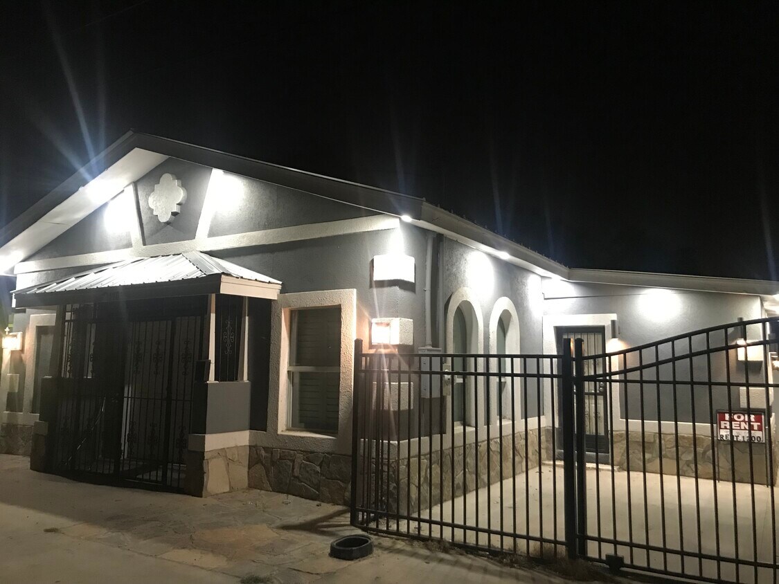 Primary Photo - 1103 E Gustavus St