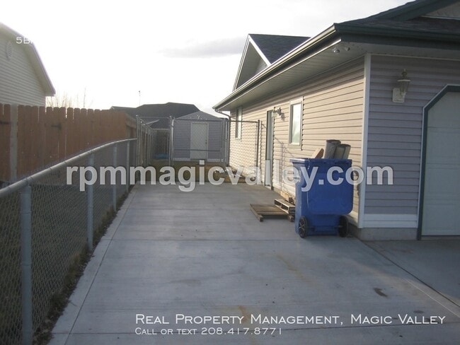 Building Photo - Beautiful large 5 Bedroom, 3 full Bathroom