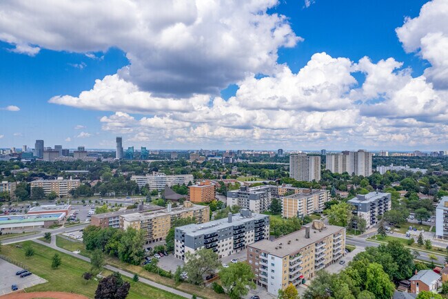 Photo aérienne - 70 Parkwoods Village Dr