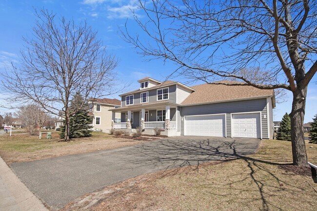 Building Photo - Available June 1: Recently Renovated 4 bed...