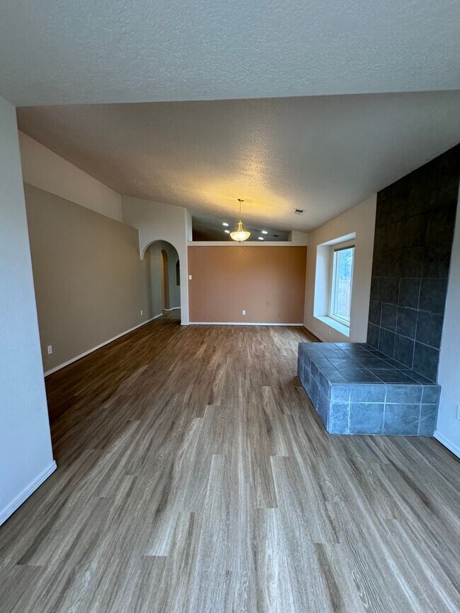 Foto del edificio - Stunning 4 bed 2 bath home. MOVE IN SPECIA...