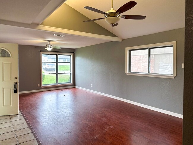 Building Photo - 3 Bedroom / 2 Bath / 2 Car Garage w/ a POOL!