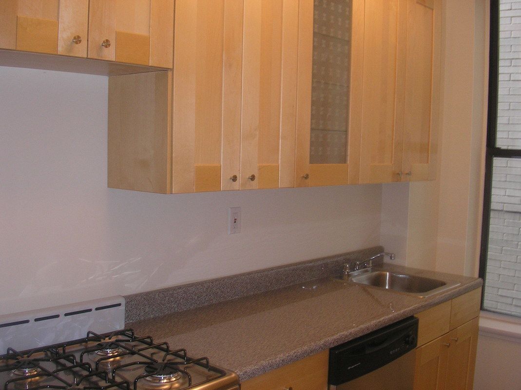 Building Photo - 304 E 77th St