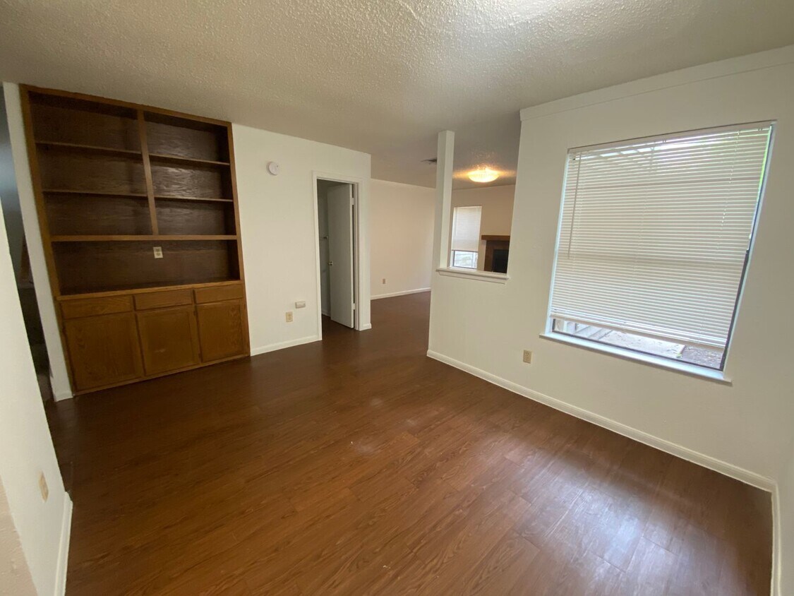 Foto principal - Cozy 2 bd/2.5 bath NW Austin Home