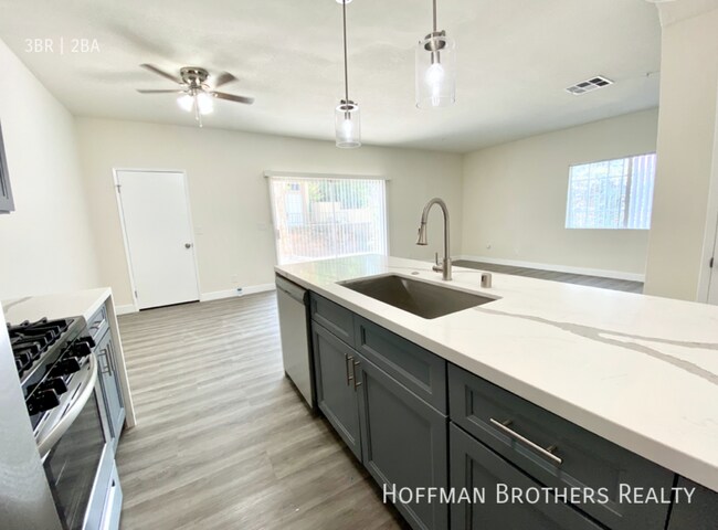 Building Photo - 6941 Hazeltine Ave