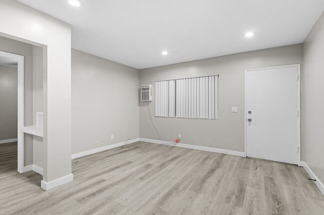 Building Photo - 113 S Lillie Ave