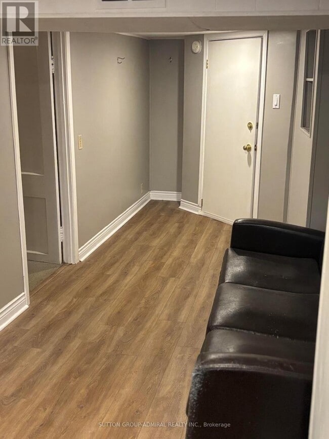 Building Photo - 226 Bay St N