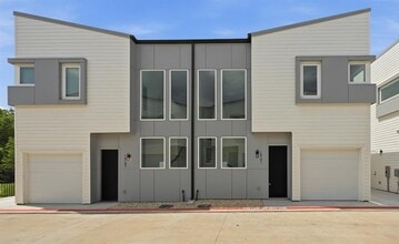 Building Photo - 2000 Riverside Farms Rd