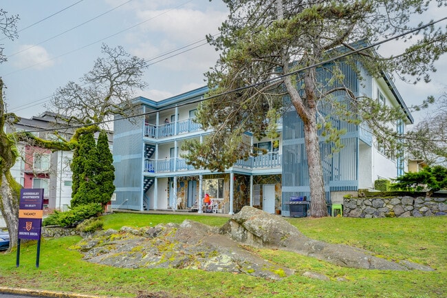 Building Photo - 841 Kindersley Rd