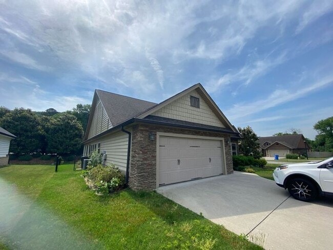 Building Photo - Now Offering$1,000 Move-in Credit!! Crafts...