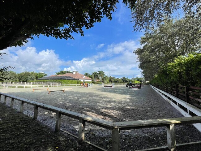 Foto del edificio - 14372 Equestrian Way