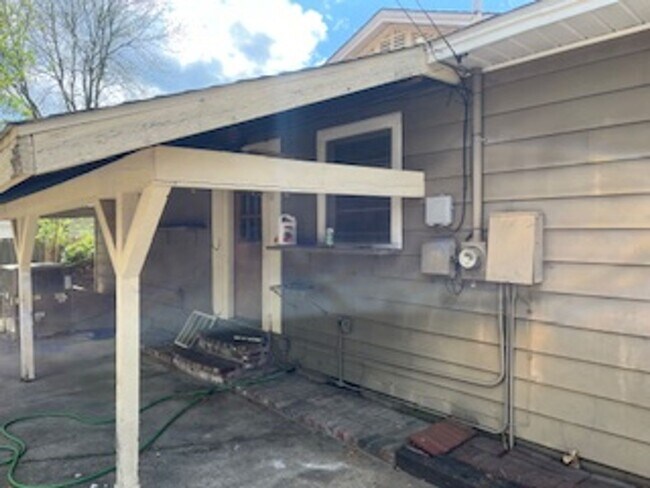 Foto del edificio - Two Bedroom/One bath home/Extra room off the carport for bedroom