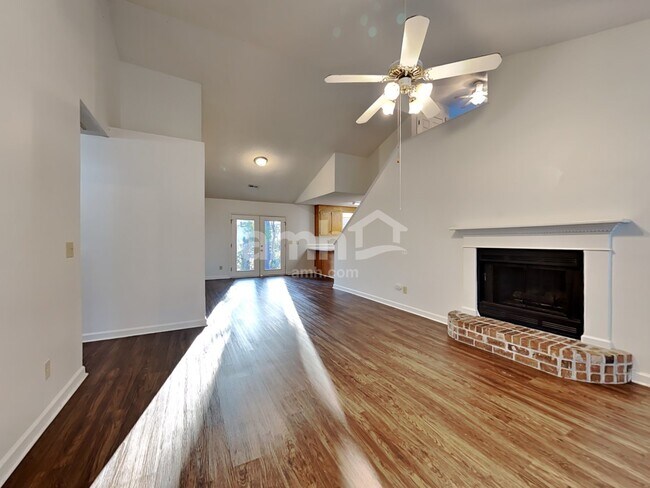 Foto del edificio - 6696 Bent Creek Drive