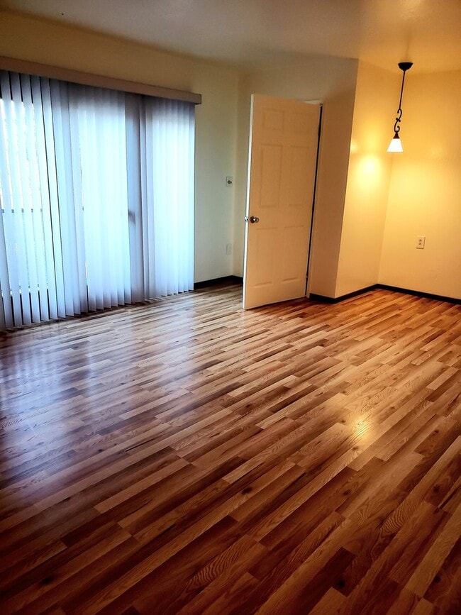 Foto del edificio - Bright Upstairs Studio with Deck & Peek of the Ocean | Utilities Included