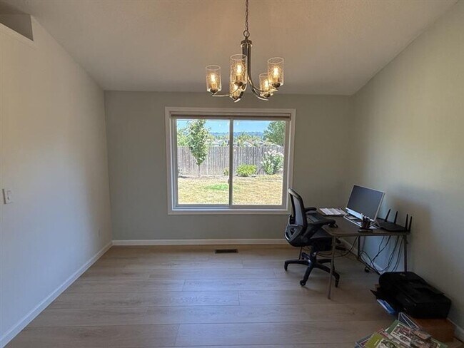 Foto del edificio - 3940 NW Craig Dr