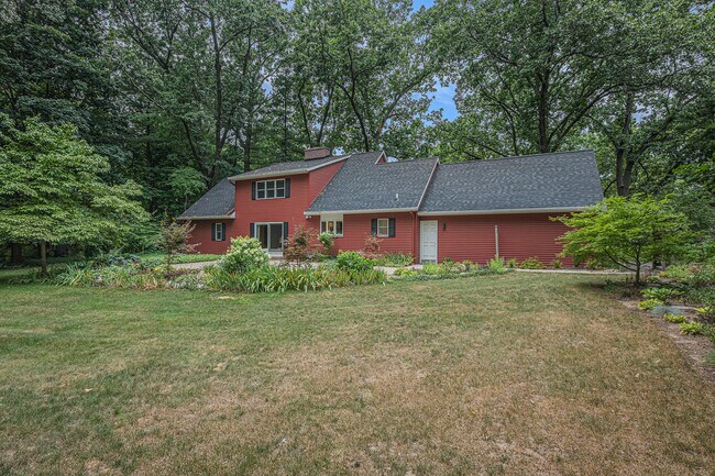 Building Photo - 3310 Lake Dr