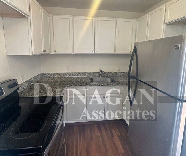 Building Photo - Updated 1 bedroom, 1 bath duplex
