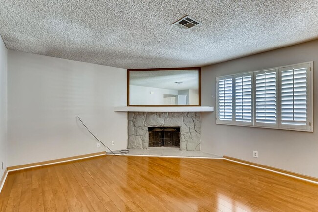 Building Photo - BEAUTIFUL 2nd Floor Condo in Northwest - S...
