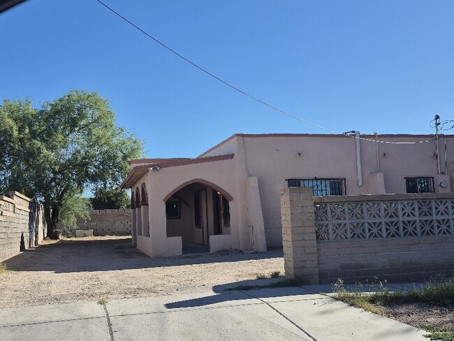 Building Photo - 613 W 41st St