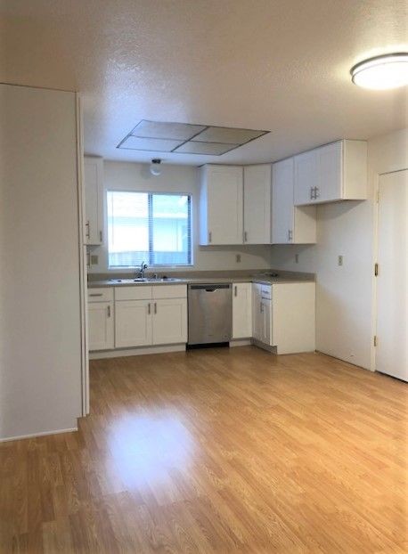 Foto del edificio - Must See 500 Move in Special