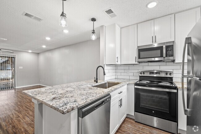 2 habitaciones, 2,5 baños - 921 pies cuadrados - Cocina - The Arts Apts At South Austin