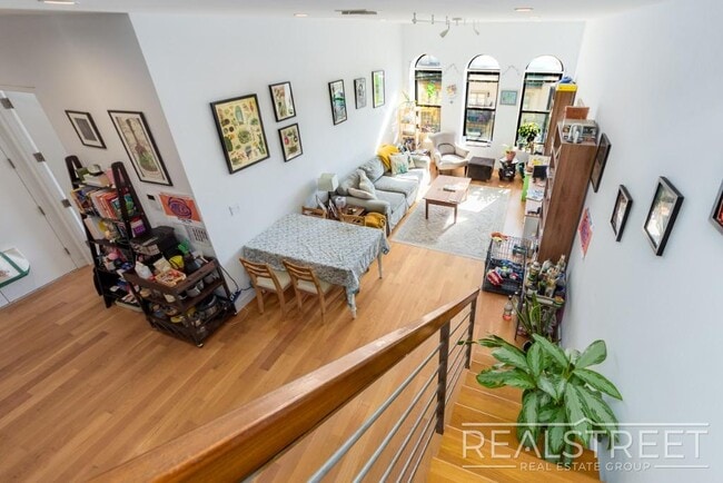 Building Photo - LOFT-LIKE 1 BED w PRIVATE ROOF DECK + LAUNDRY IN-UNIT
