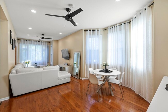 Foto del edificio - 2028 N Hamlin Ave