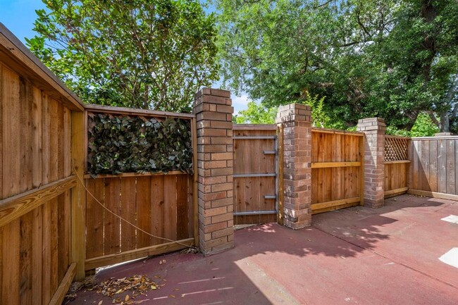 Foto del edificio - 9850 Pagewood Ln