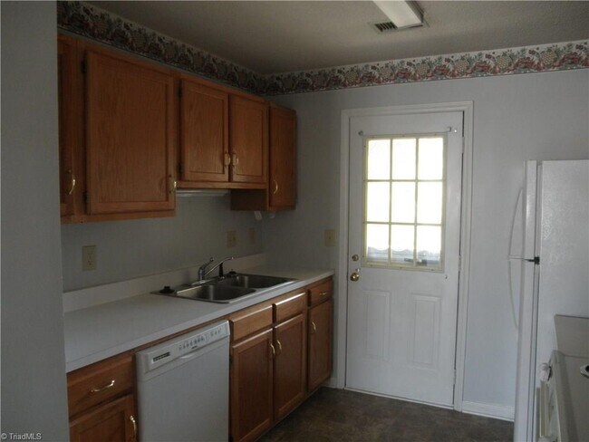 Building Photo - 2 bed 2 bads Condo!! Coming this June, 2023!