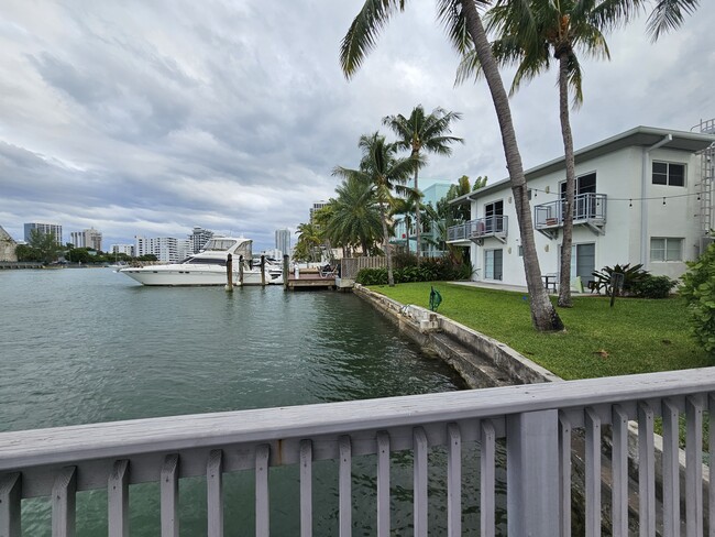 Building Photo - 6905 Bay Dr