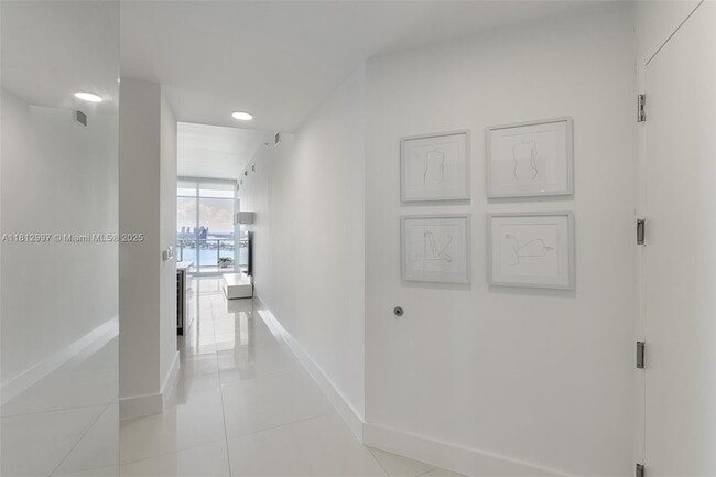 Building Photo - 2020 N Bayshore Dr