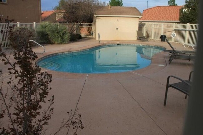 Building Photo - 3 bed 2 bath townhome with garage