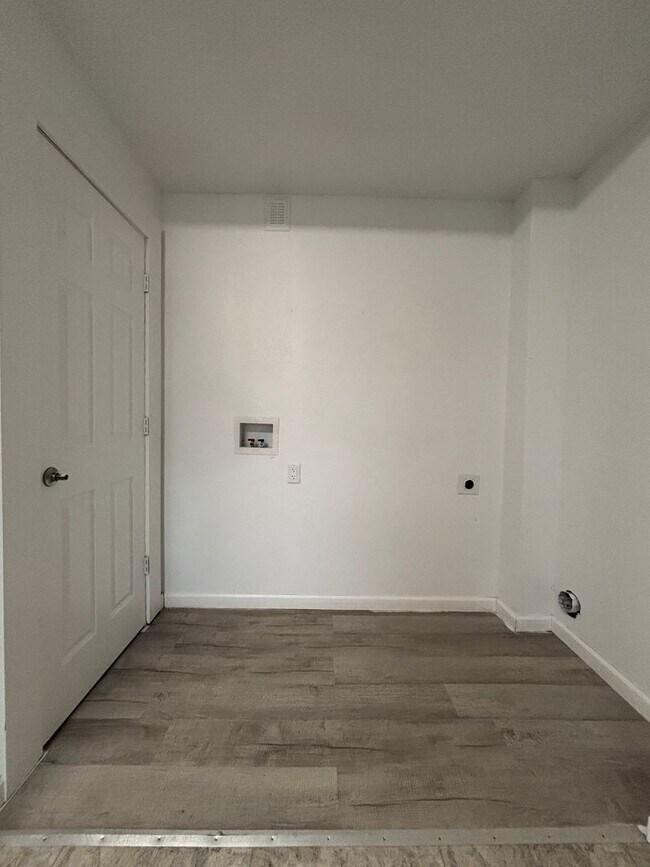 Foto del edificio - Recently Remodeled 3 bedroom 2 full bathro...