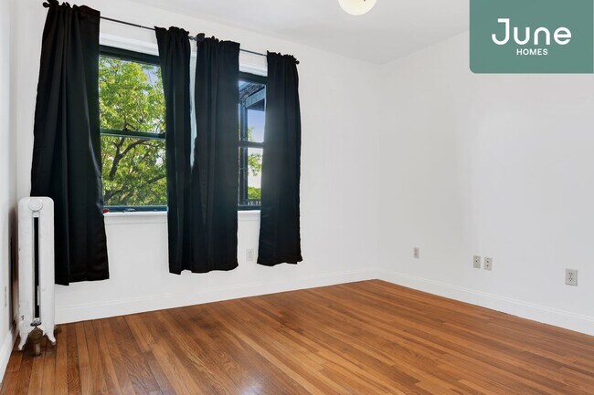 Foto del edificio - ROOM ONLY in 4-bed/2.0-bath Home