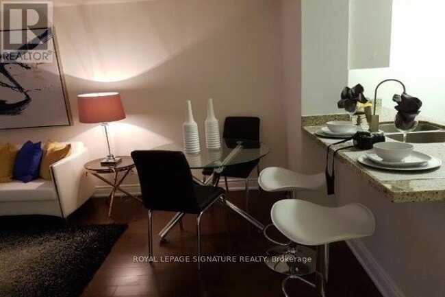 Photo du bâtiment - 4968 Yonge St