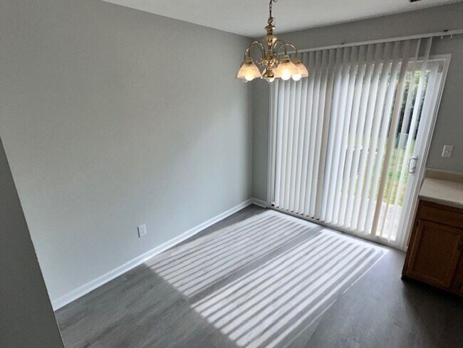 Building Photo - Lovely Townhouse in Winchester! All Electric, Off-Street Parking, W/D Hookups, Small Pets Ok!